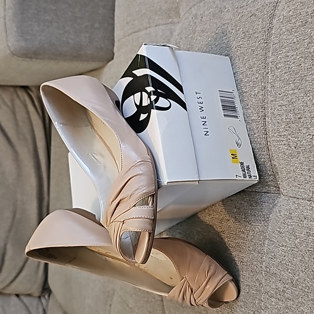 Women's Nine West flats size 7m natural color